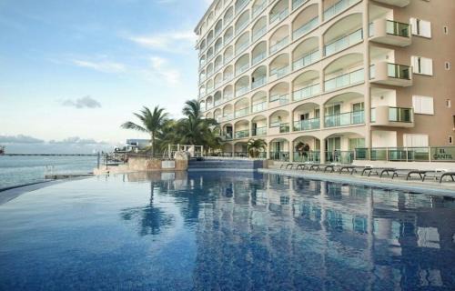 Colonia Centro Apartment | Oceanfront Luxury -4-King Suites Dive Pick Ups-Walk to Dining & Shops