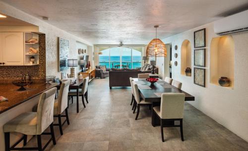 Colonia Centro Apartment | Oceanfront Luxury -4-King Suites Dive Pick Ups-Walk to Dining & Shops