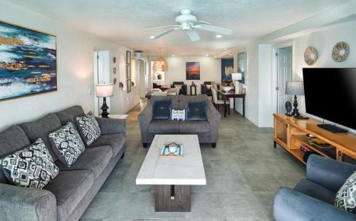 Colonia Centro Apartment | Oceanfront Luxury -4-King Suites Dive Pick Ups-Walk to Dining & Shops